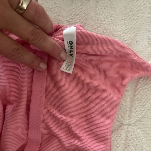 EUC longline strappy tanks with built in shelf bra. Size Small. Old Navy. - Picture 5 of 6